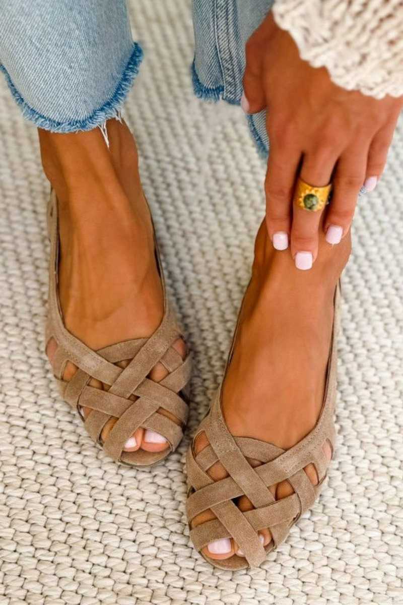 Flache Sandalen mit offener Spitze und gekreuztem Stoff