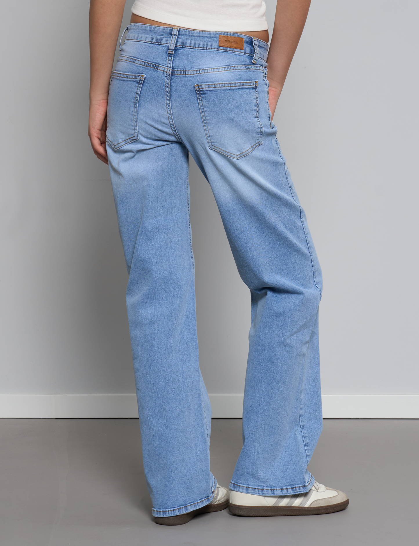 Jeans straight chiari con strass