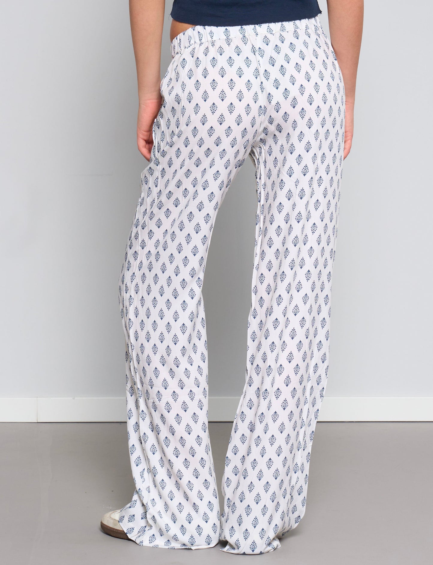 Pantalone leggero panna con stampe blu