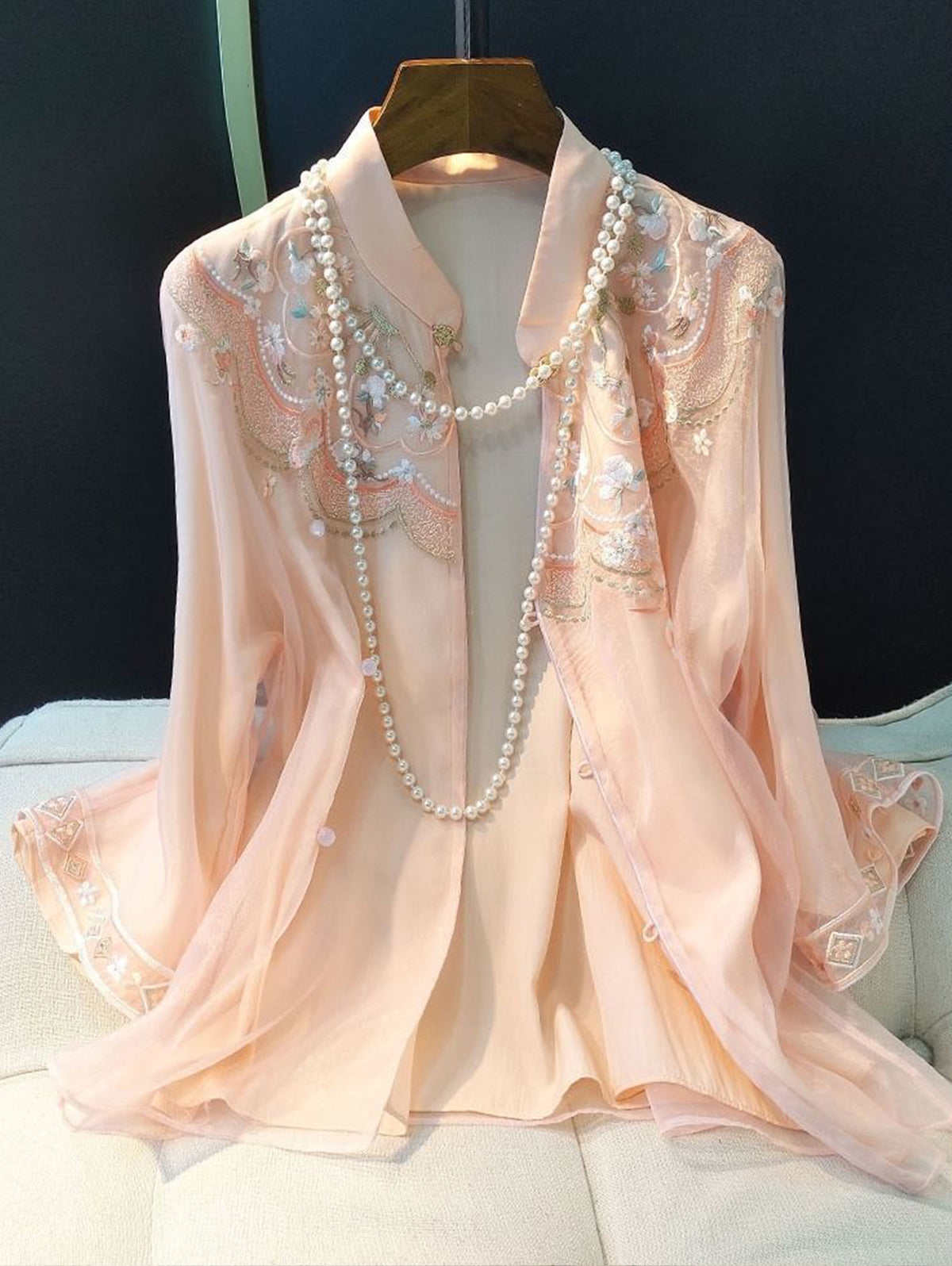 Elegante camicia ampia con ricamo floreale rosa loto, collo alto, bottoni color nebbia, maniche a 3/4