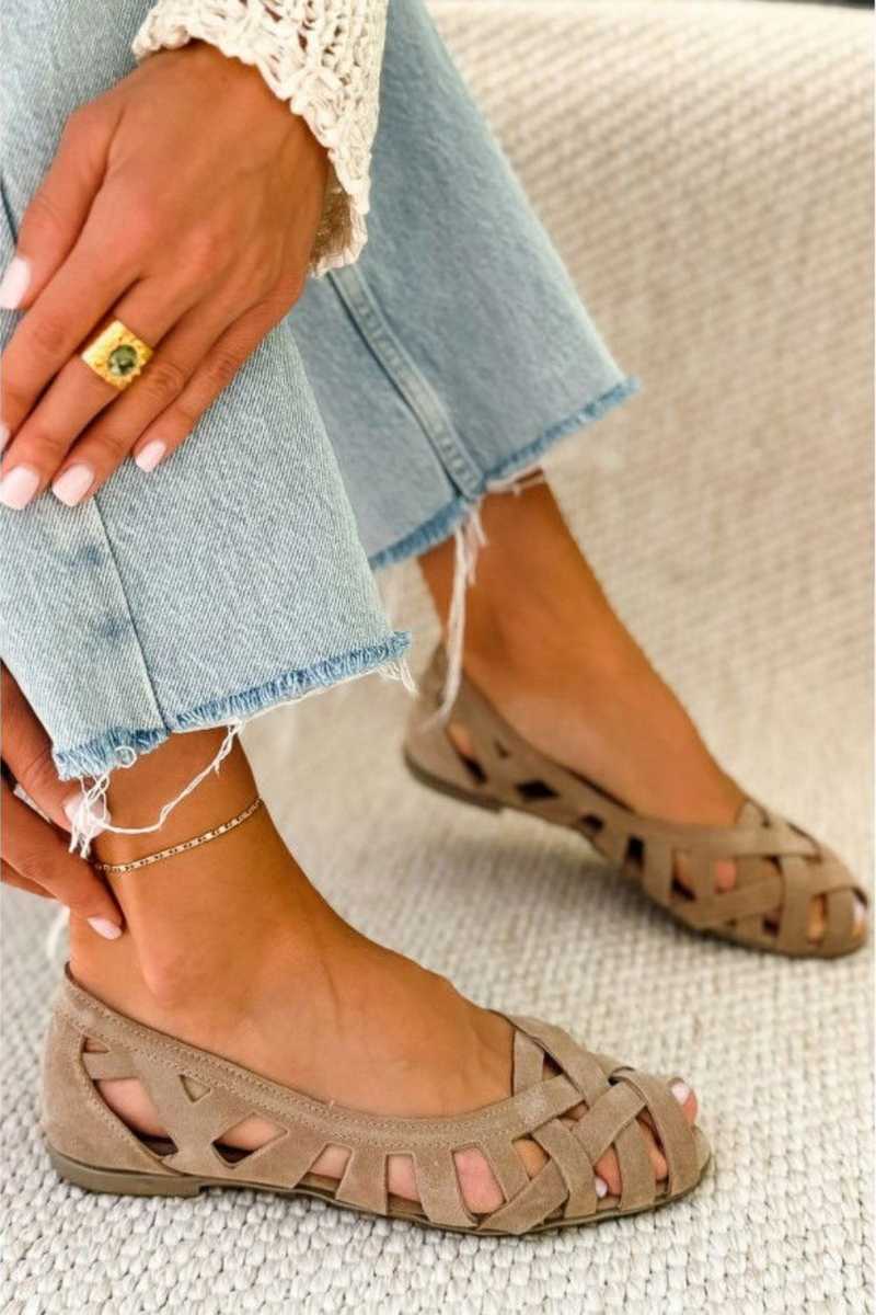 Flache Sandalen mit offener Spitze und gekreuztem Stoff