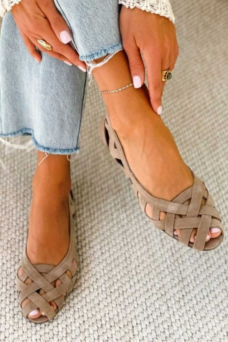 Flache Sandalen mit offener Spitze und gekreuztem Stoff