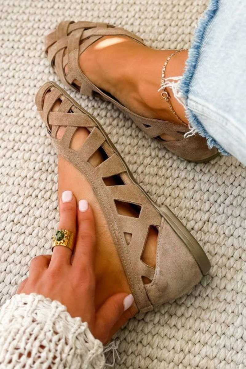 Flache Sandalen mit offener Spitze und gekreuztem Stoff