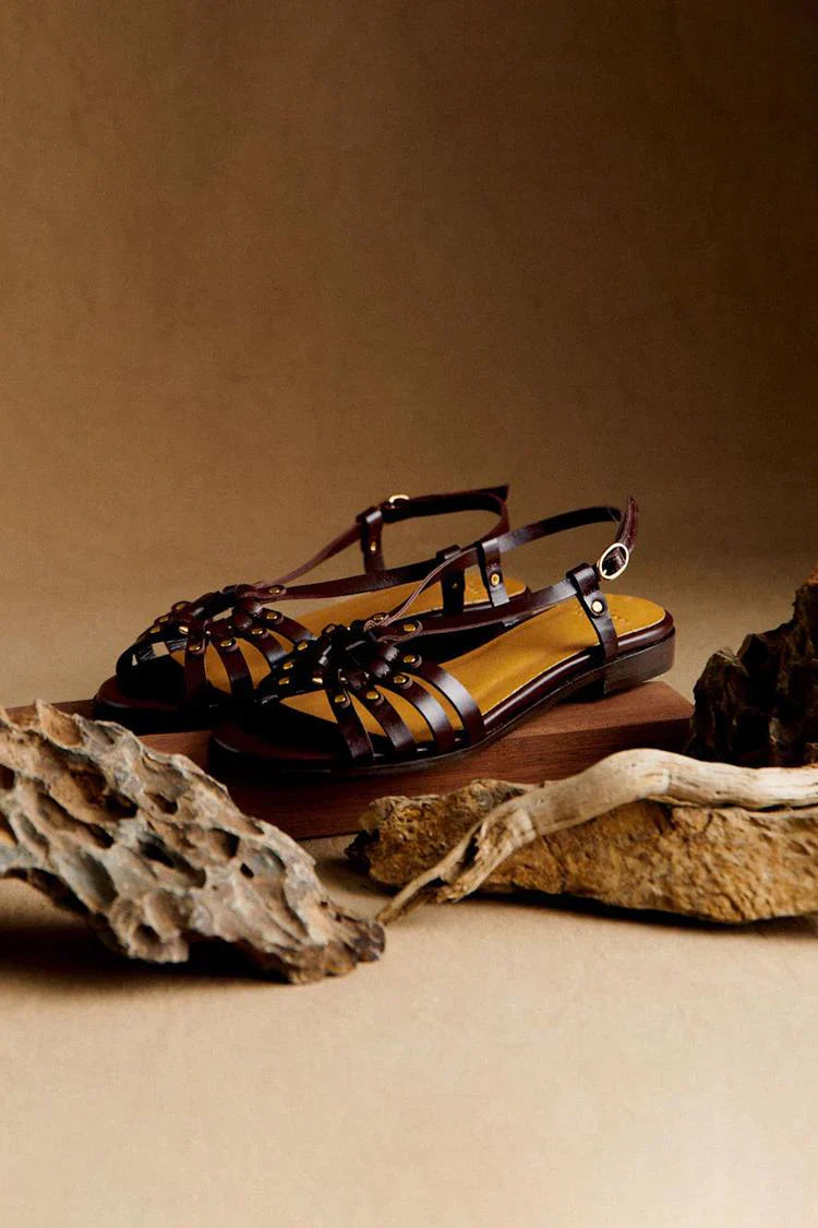Sandalen mit metallischen Nieten und Schnitzereien in Dunkelbraun
