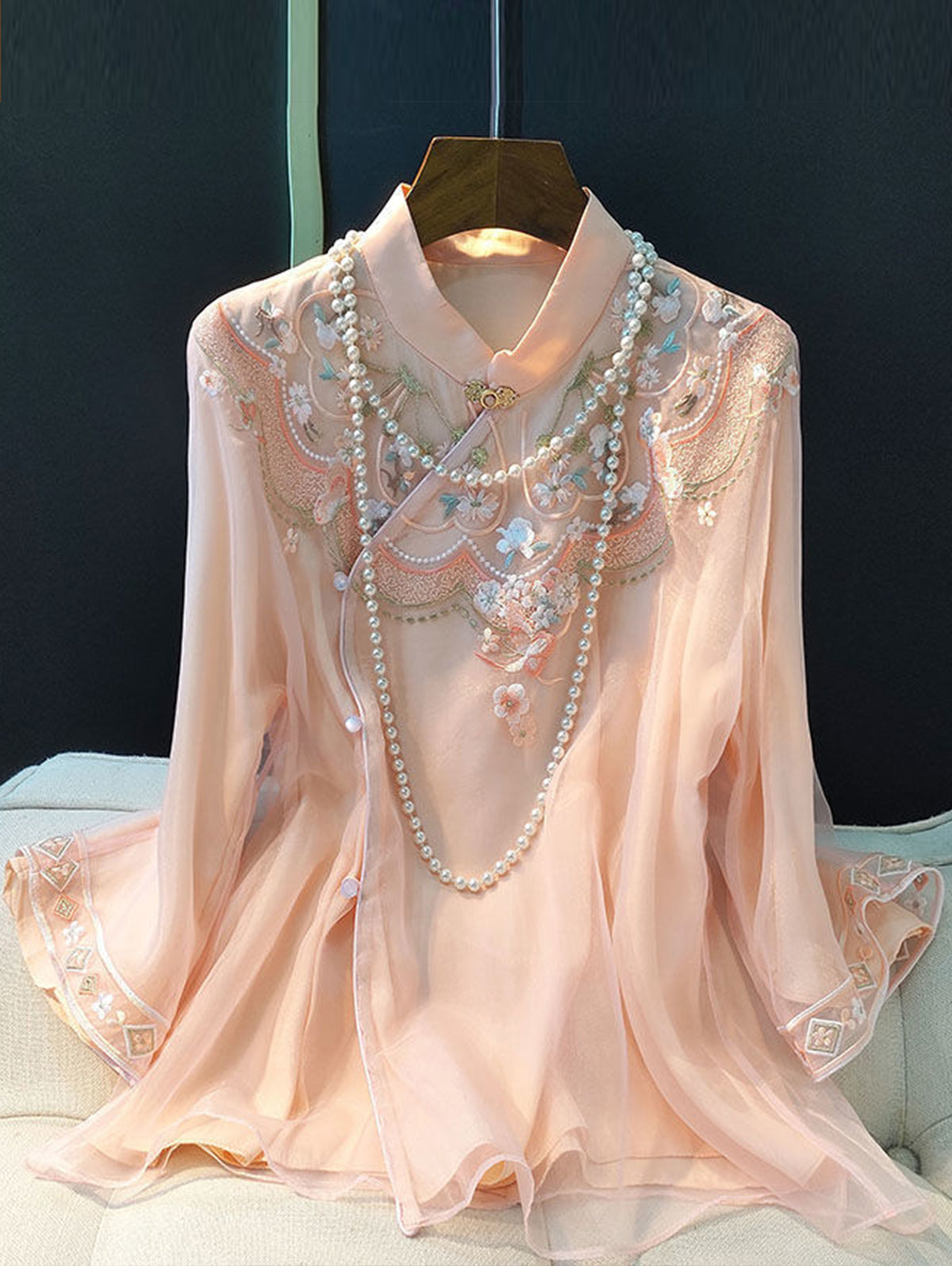 Elegante camicia ampia con ricamo floreale rosa loto, collo alto, bottoni color nebbia, maniche a 3/4