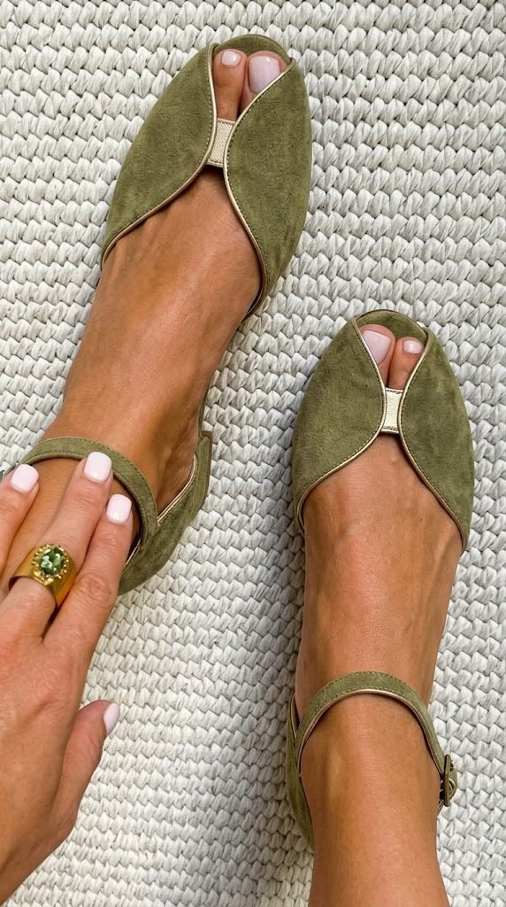 Elegante Ballerinas aus Wildleder mit metallischen Akzenten und offener Spitze