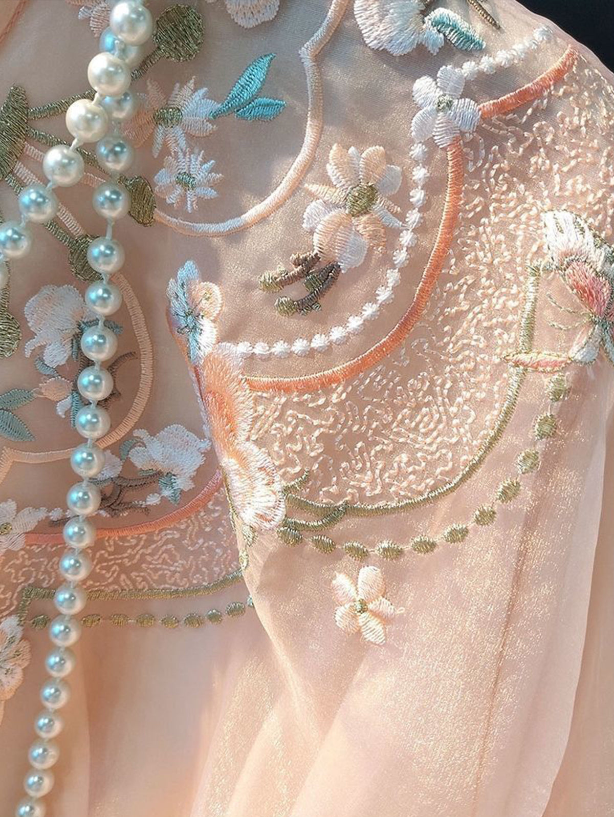Elegante camicia ampia con ricamo floreale rosa loto, collo alto, bottoni color nebbia, maniche a 3/4