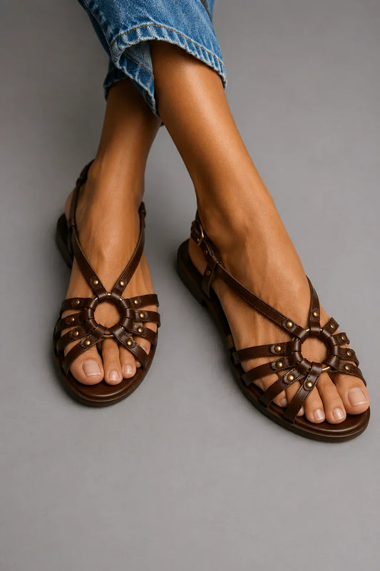 Lucía | Sandalias con Tachuelas en Marrón Oscuro