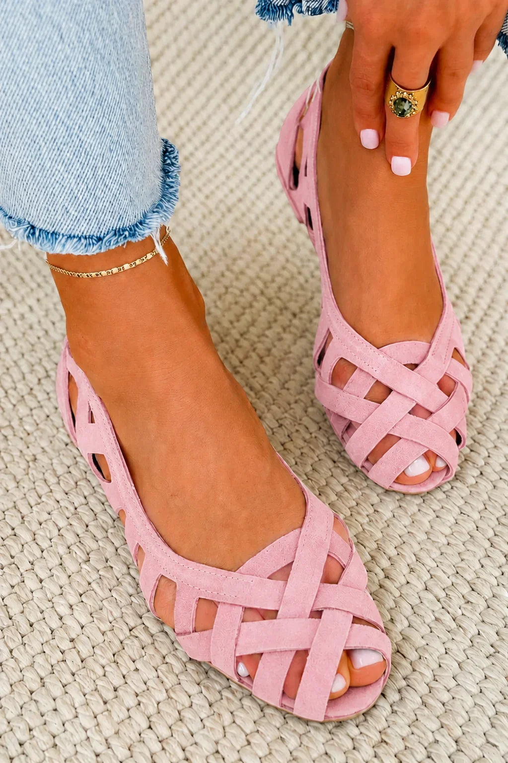 Flache Sandalen mit offener Spitze und gekreuztem Stoff