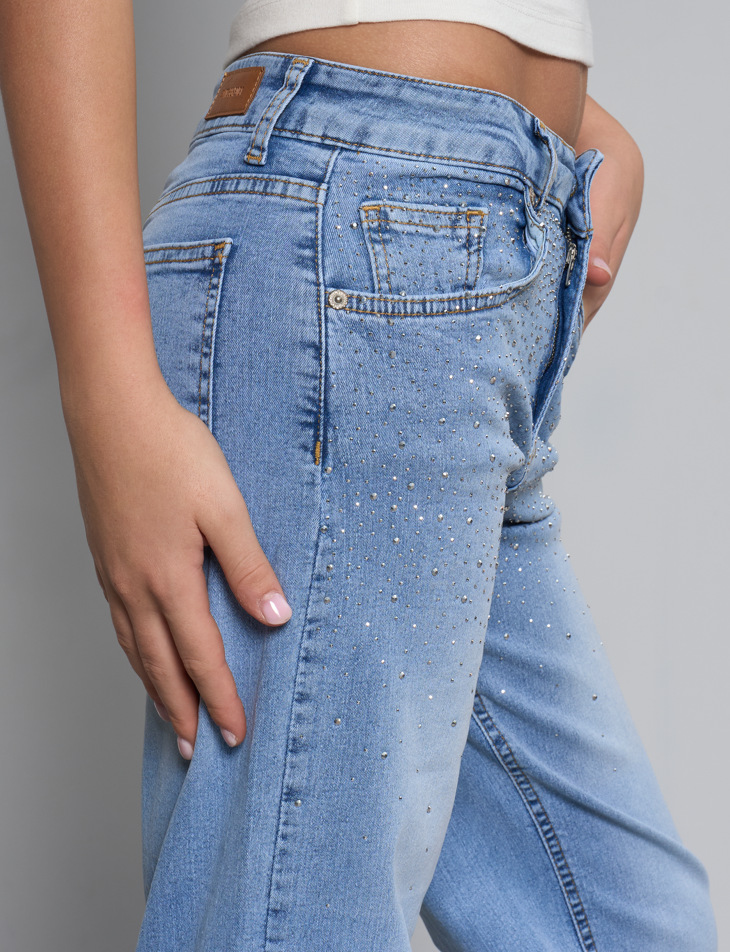 Jeans straight chiari con strass