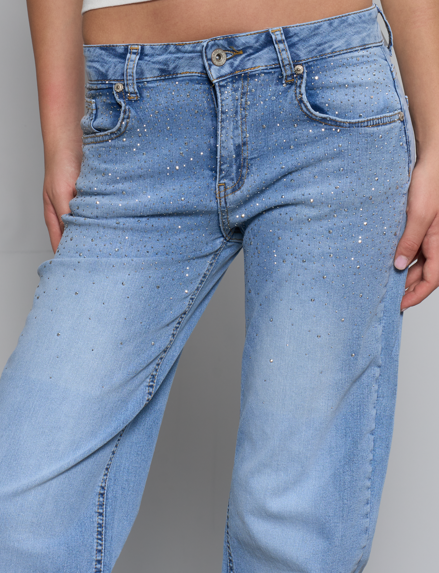 Jeans straight chiari con strass