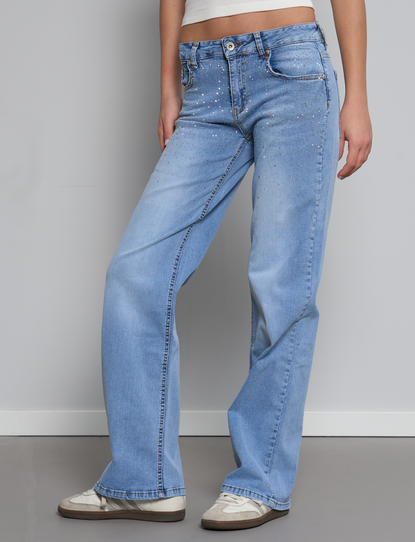 Jeans straight chiari con strass