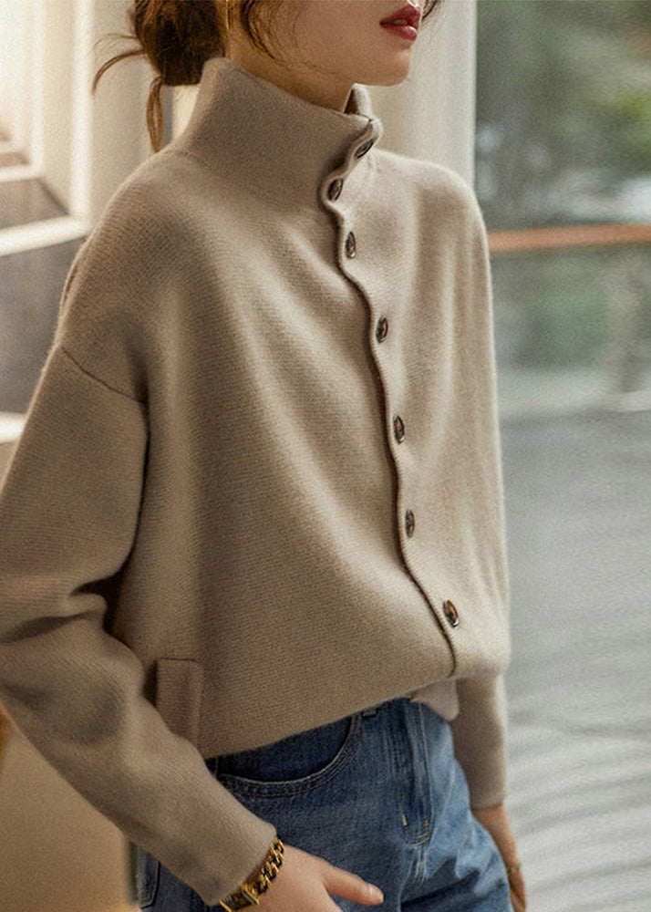 Maglione oversize a collo alto in maglia pesante, colore cammello chiaro, con bottoni, maniche lunghe