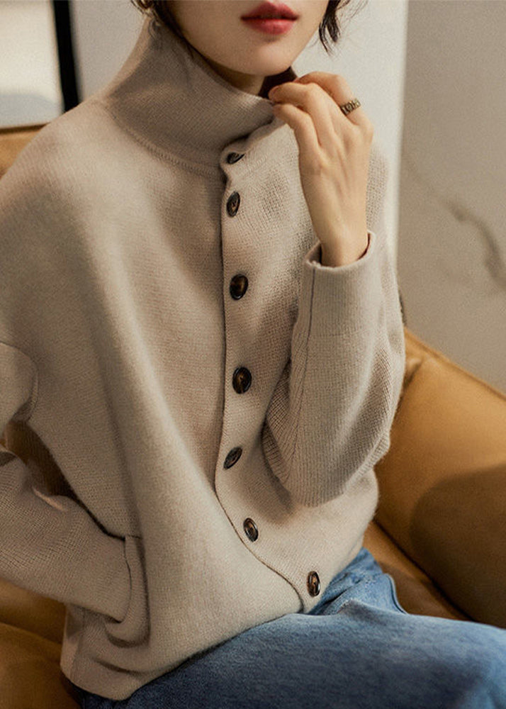 Maglione oversize a collo alto in maglia pesante, colore cammello chiaro, con bottoni, maniche lunghe