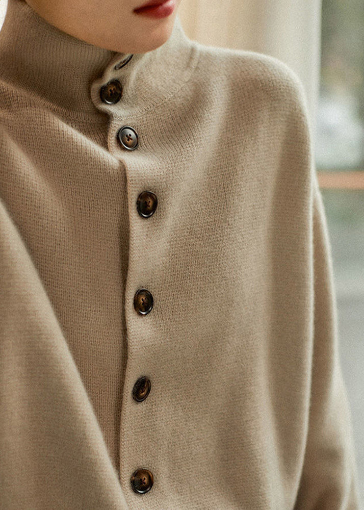 Maglione oversize a collo alto in maglia pesante, colore cammello chiaro, con bottoni, maniche lunghe
