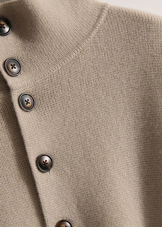 Maglione oversize a collo alto in maglia pesante, colore cammello chiaro, con bottoni, maniche lunghe