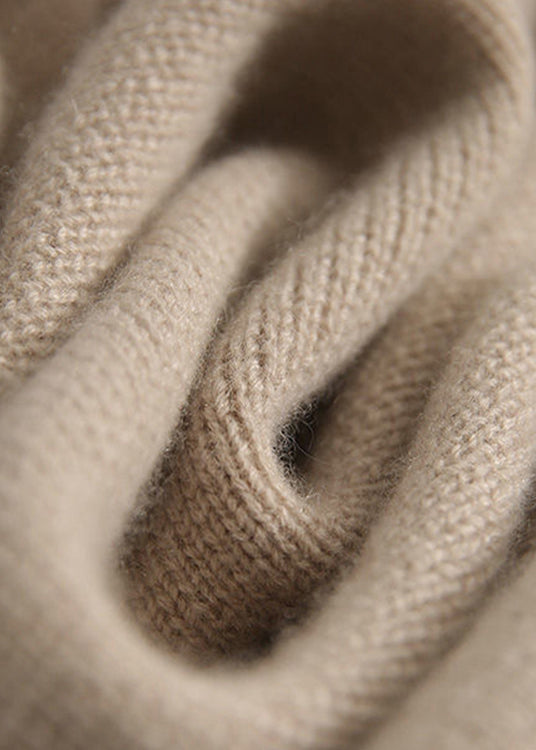 Maglione oversize a collo alto in maglia pesante, colore cammello chiaro, con bottoni, maniche lunghe