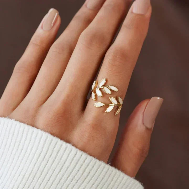 Anillo Ajustable de Hoja con Ópalo Blanco Puro