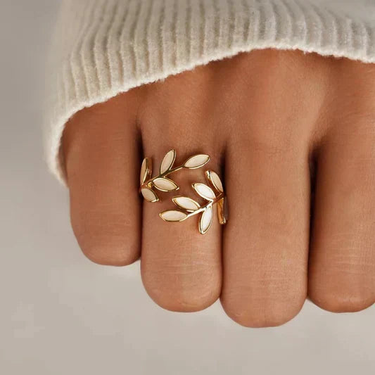 Anillo Ajustable de Hoja con Ópalo Blanco Puro