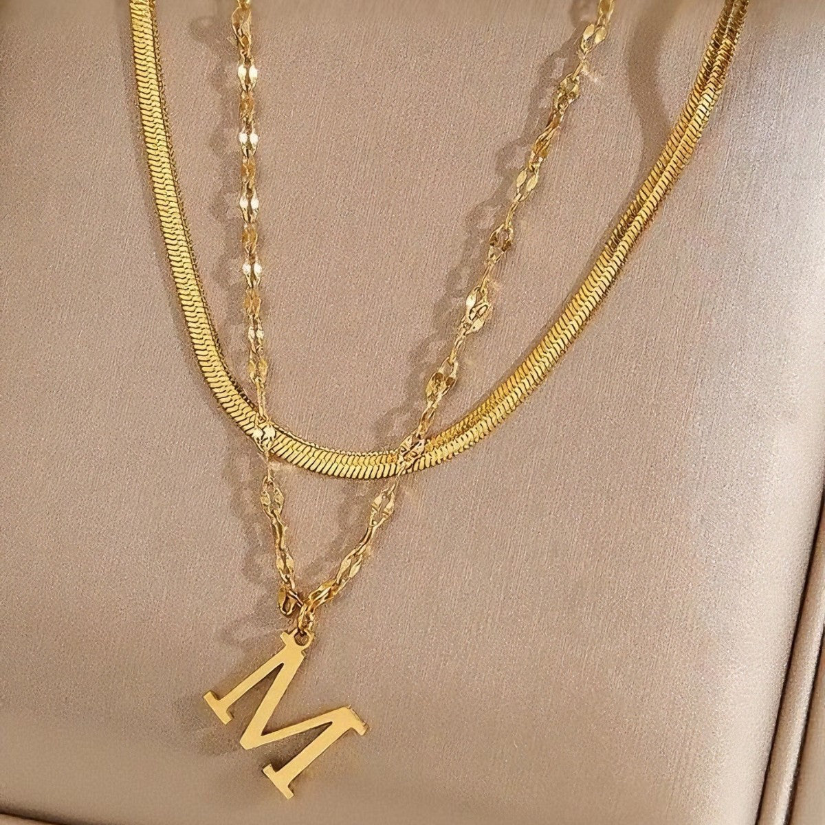 En capas Inicial Collar | Oro