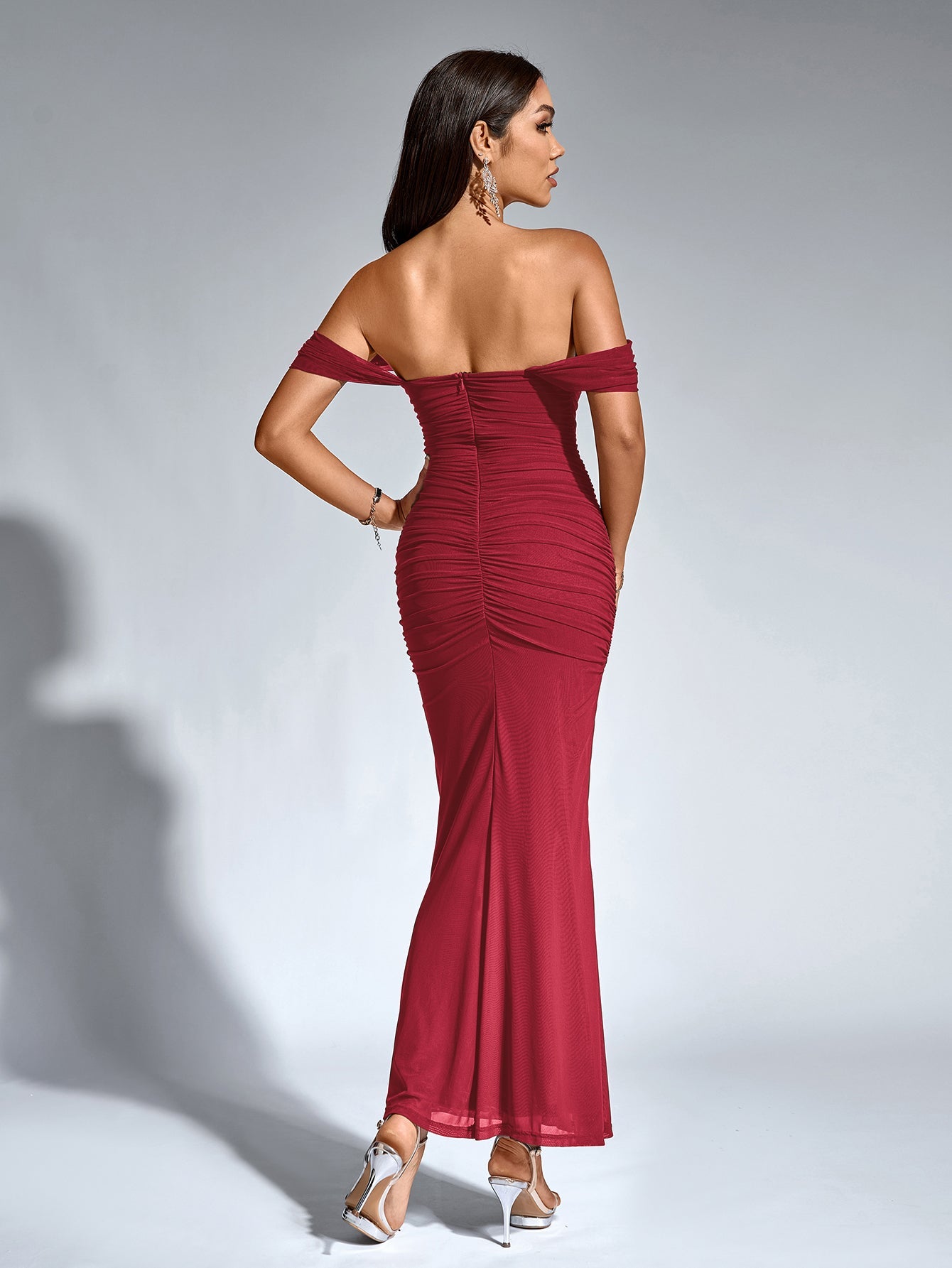 Vestido Bodycon Ajustado con Hombros Descubiertos, Fruncido y Cremallera Trasera