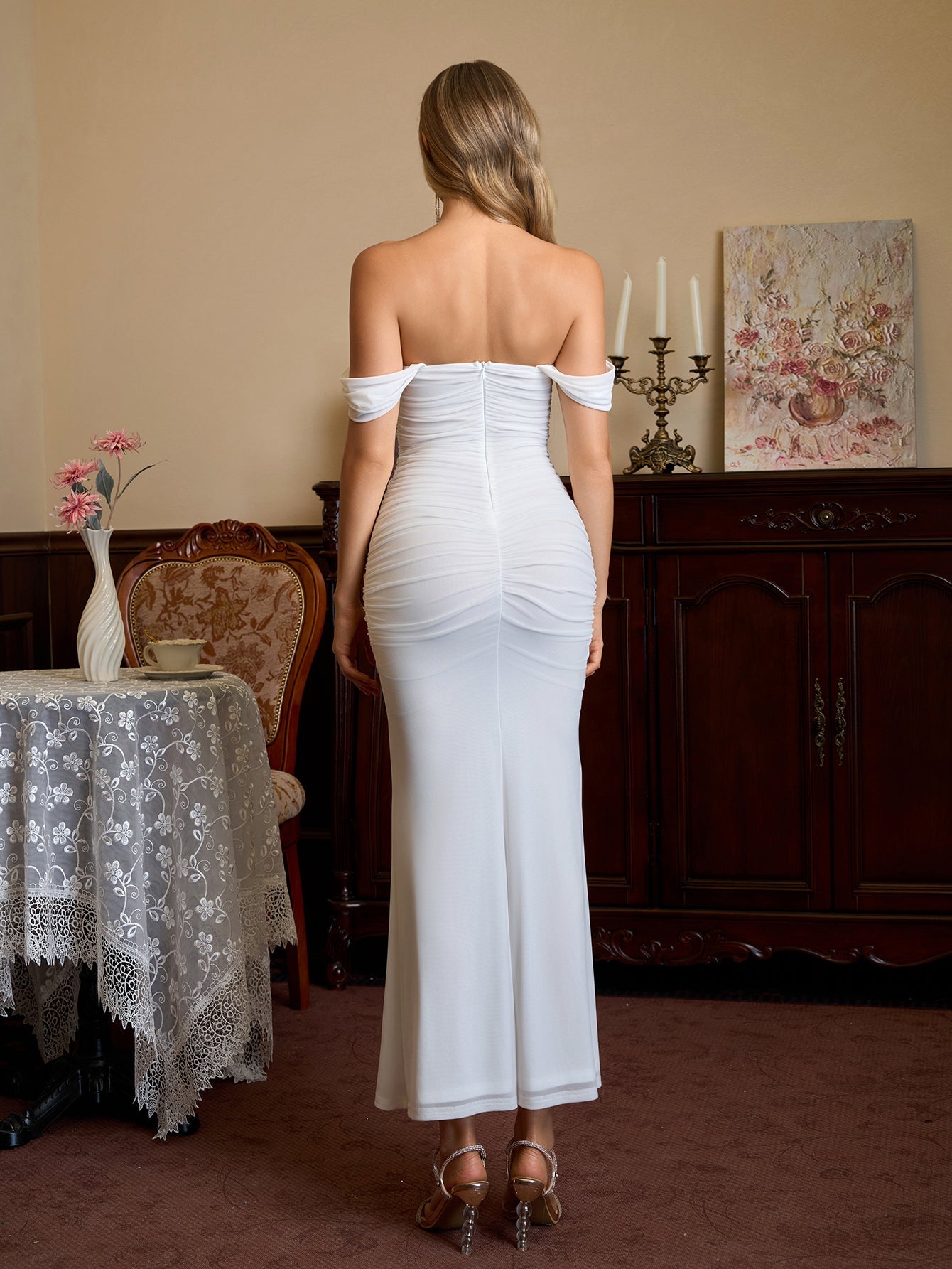 Vestido Bodycon Ajustado con Hombros Descubiertos, Fruncido y Cremallera Trasera