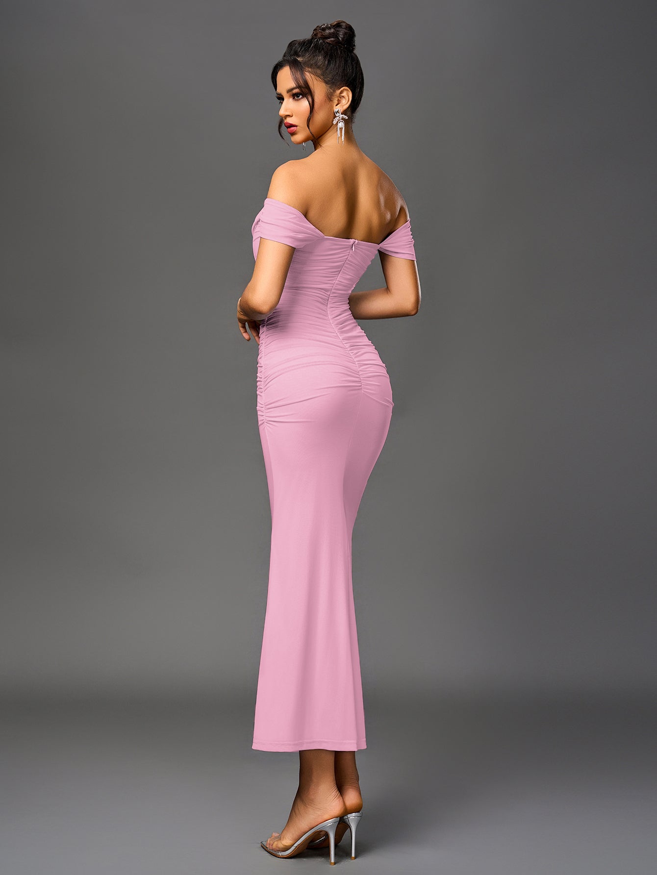 Vestido Bodycon Ajustado con Hombros Descubiertos, Fruncido y Cremallera Trasera