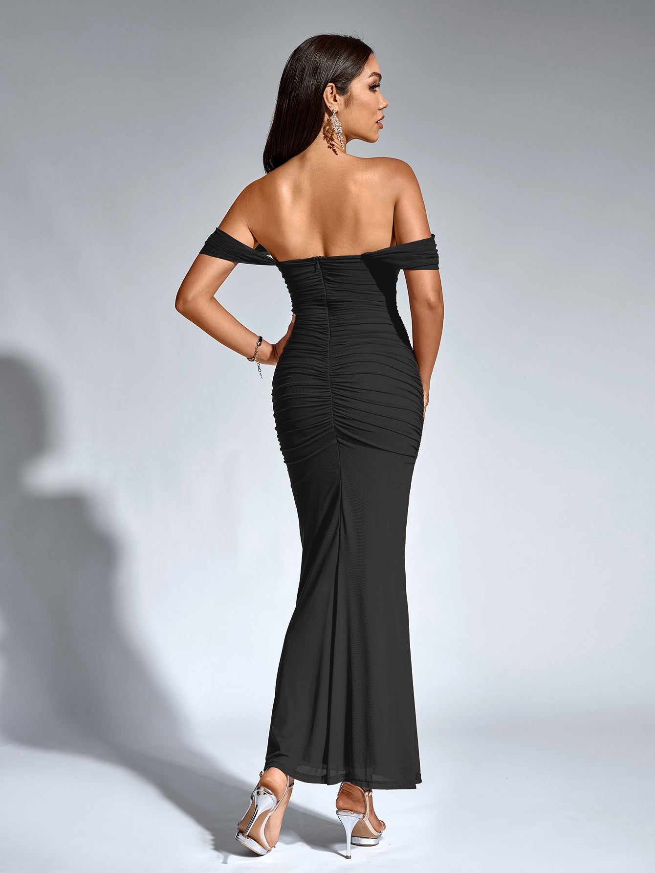 Vestido Bodycon Ajustado con Hombros Descubiertos, Fruncido y Cremallera Trasera