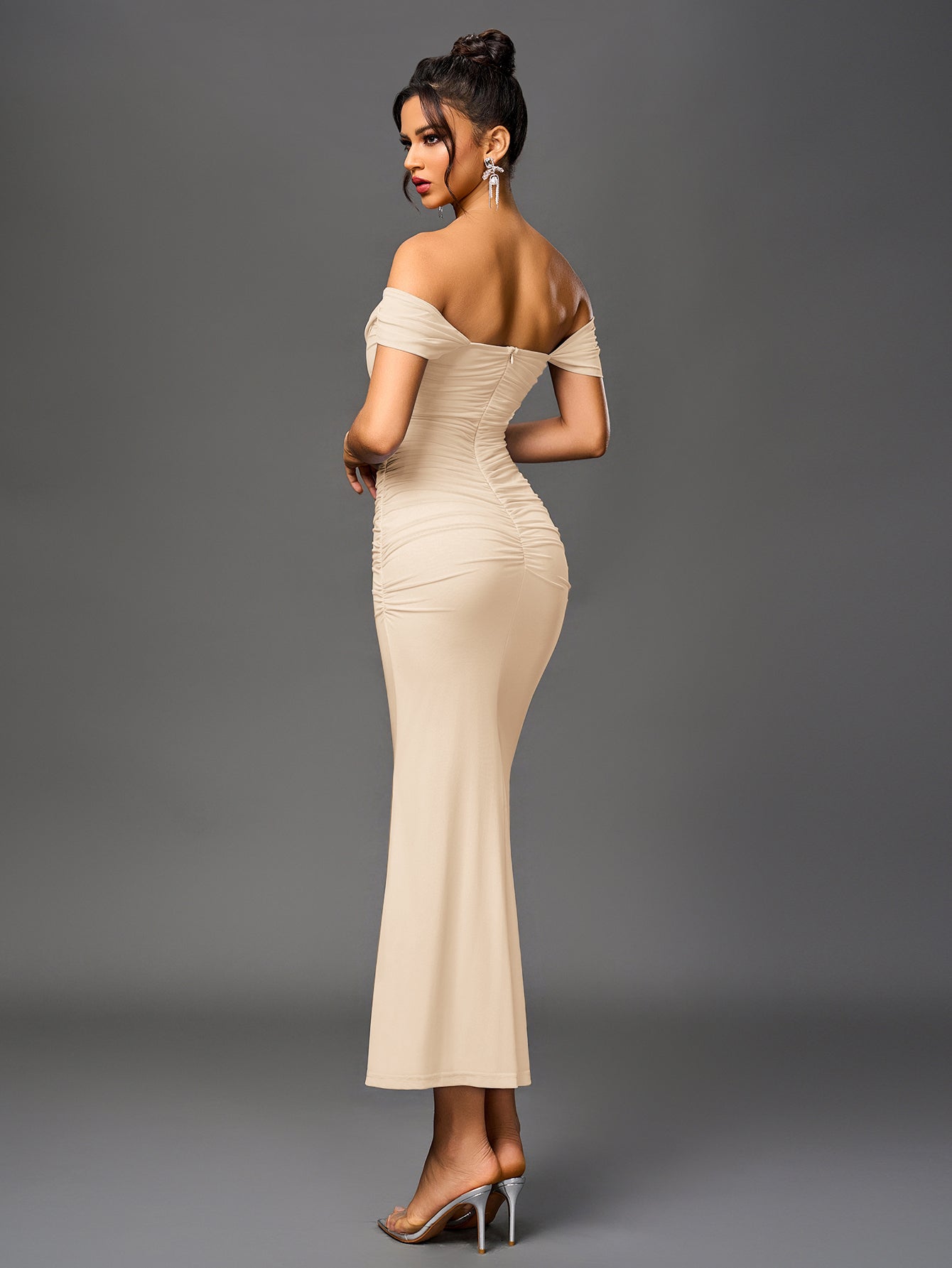 Vestido Bodycon Ajustado con Hombros Descubiertos, Fruncido y Cremallera Trasera
