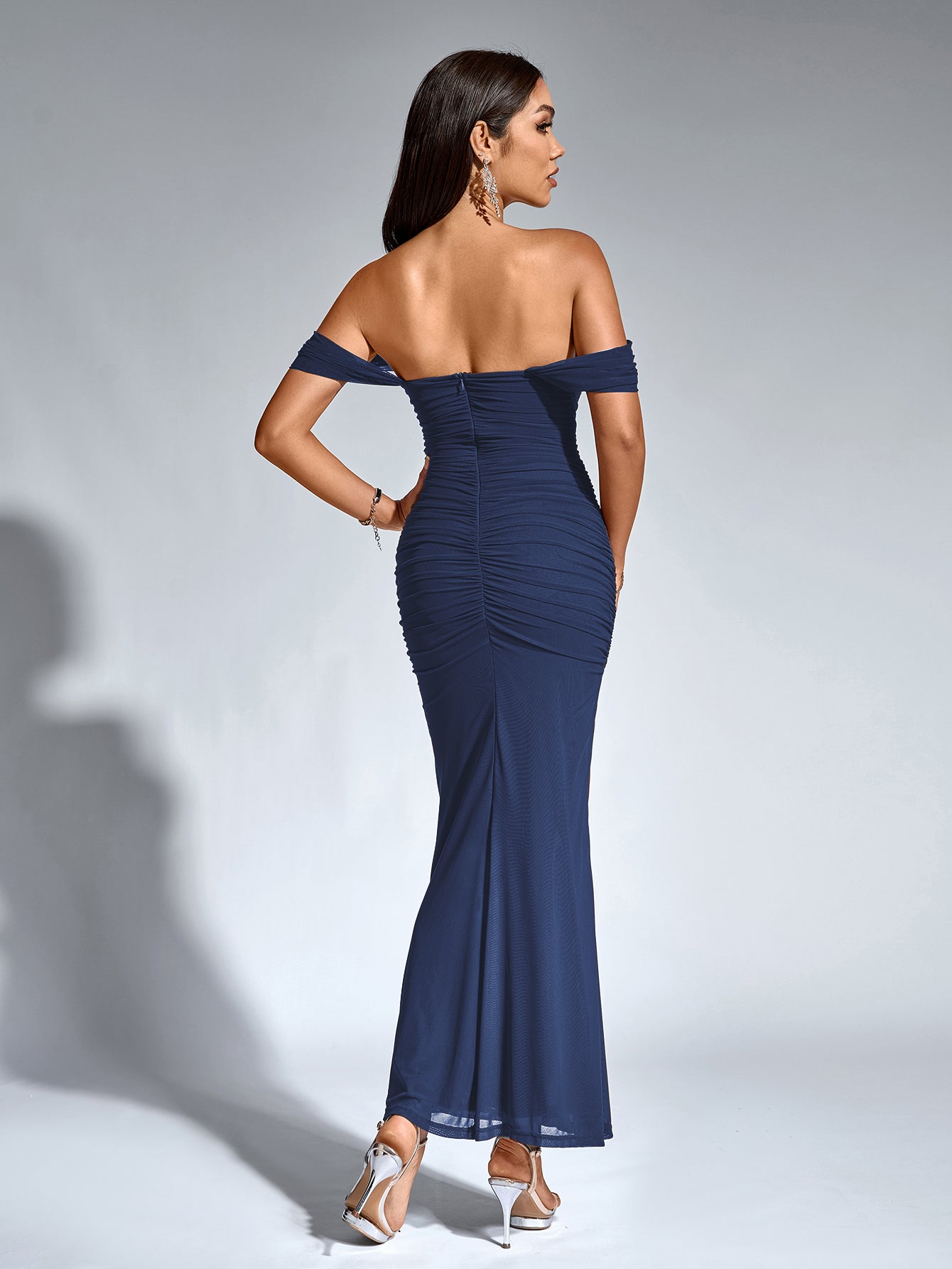Vestido Bodycon Ajustado con Hombros Descubiertos, Fruncido y Cremallera Trasera