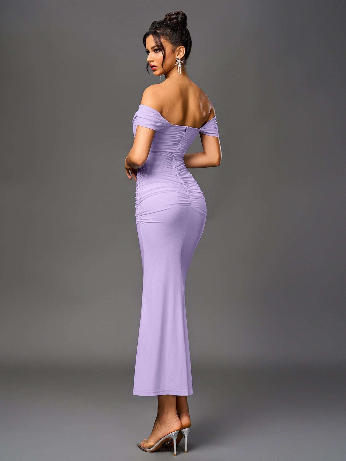 Vestido Bodycon Ajustado con Hombros Descubiertos, Fruncido y Cremallera Trasera