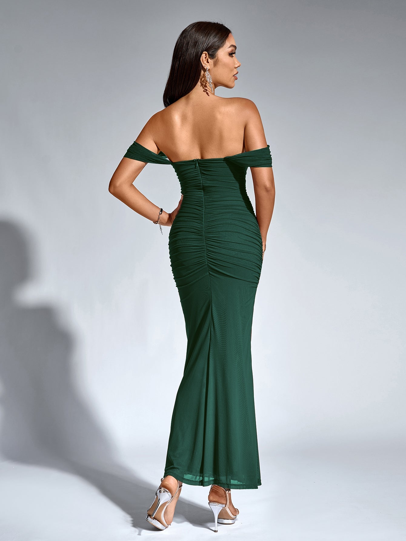 Vestido Bodycon Ajustado con Hombros Descubiertos, Fruncido y Cremallera Trasera