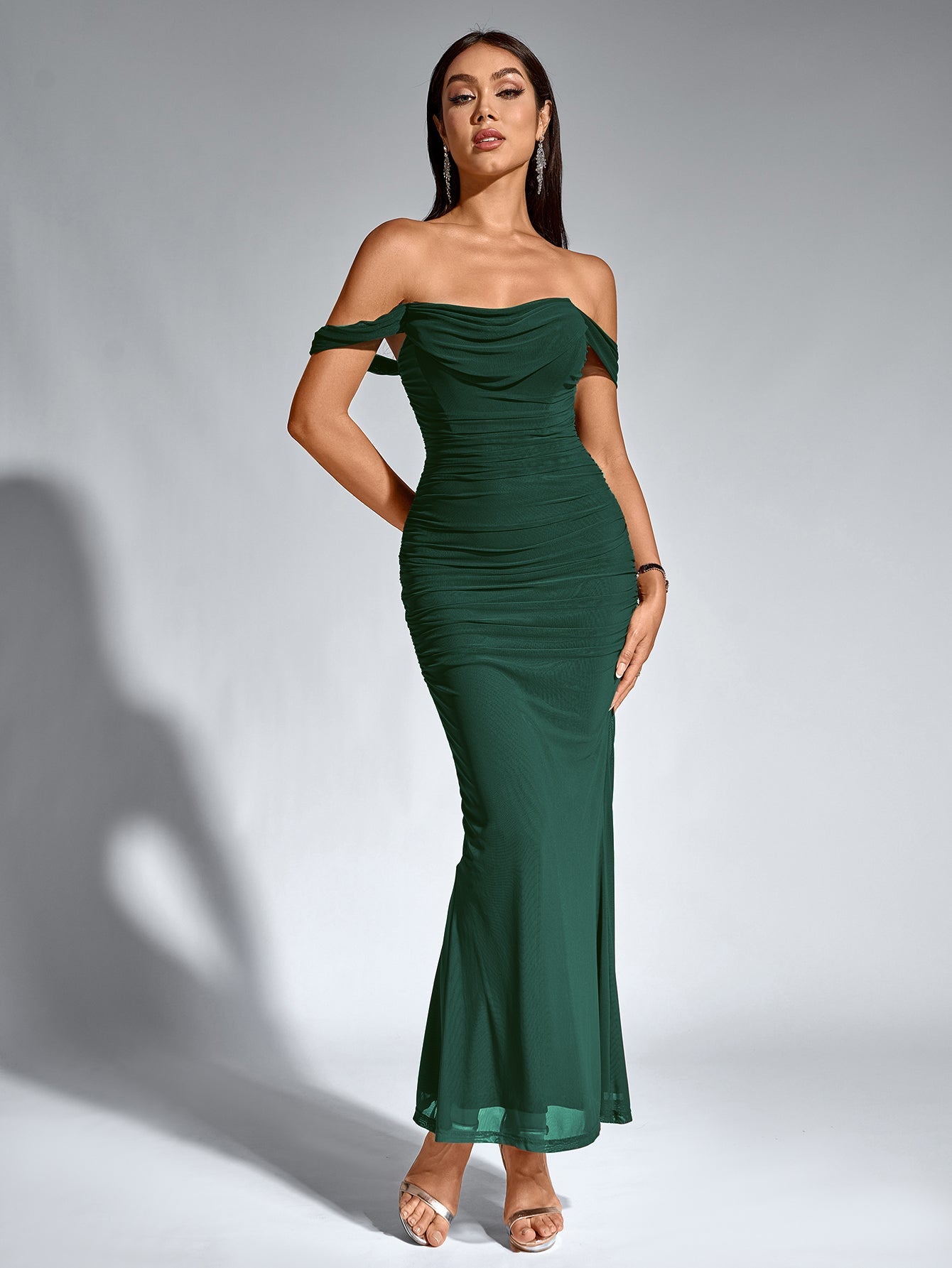 Vestido Bodycon Ajustado con Hombros Descubiertos, Fruncido y Cremallera Trasera