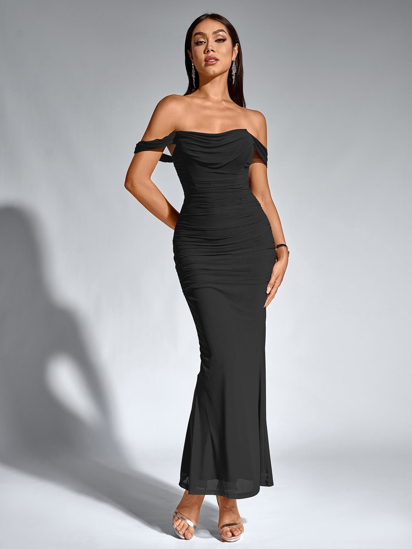 Vestido Bodycon Ajustado con Hombros Descubiertos, Fruncido y Cremallera Trasera