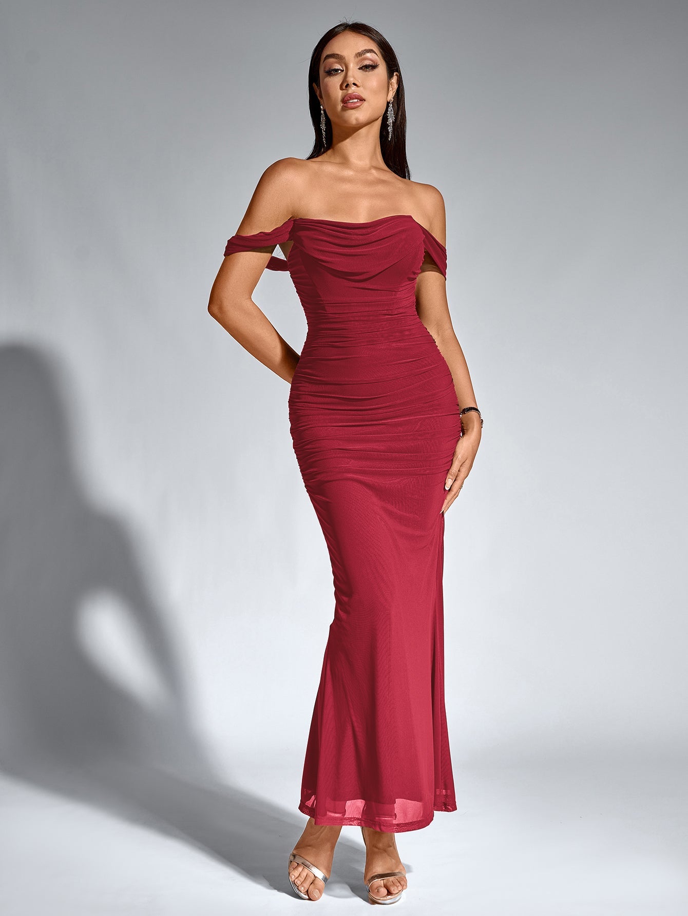 Vestido Bodycon Ajustado con Hombros Descubiertos, Fruncido y Cremallera Trasera