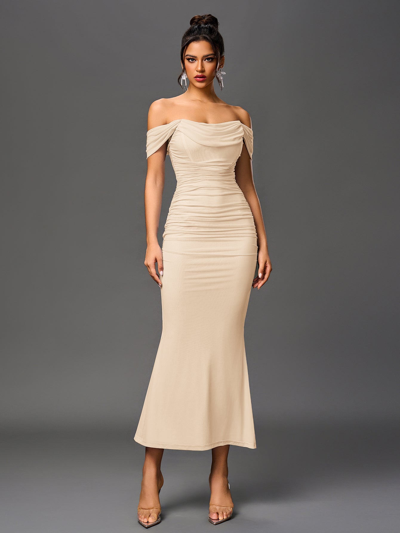 Vestido Bodycon Ajustado con Hombros Descubiertos, Fruncido y Cremallera Trasera