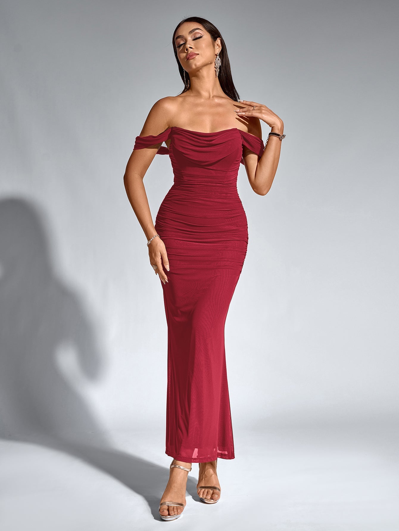 Vestido Bodycon Ajustado con Hombros Descubiertos, Fruncido y Cremallera Trasera