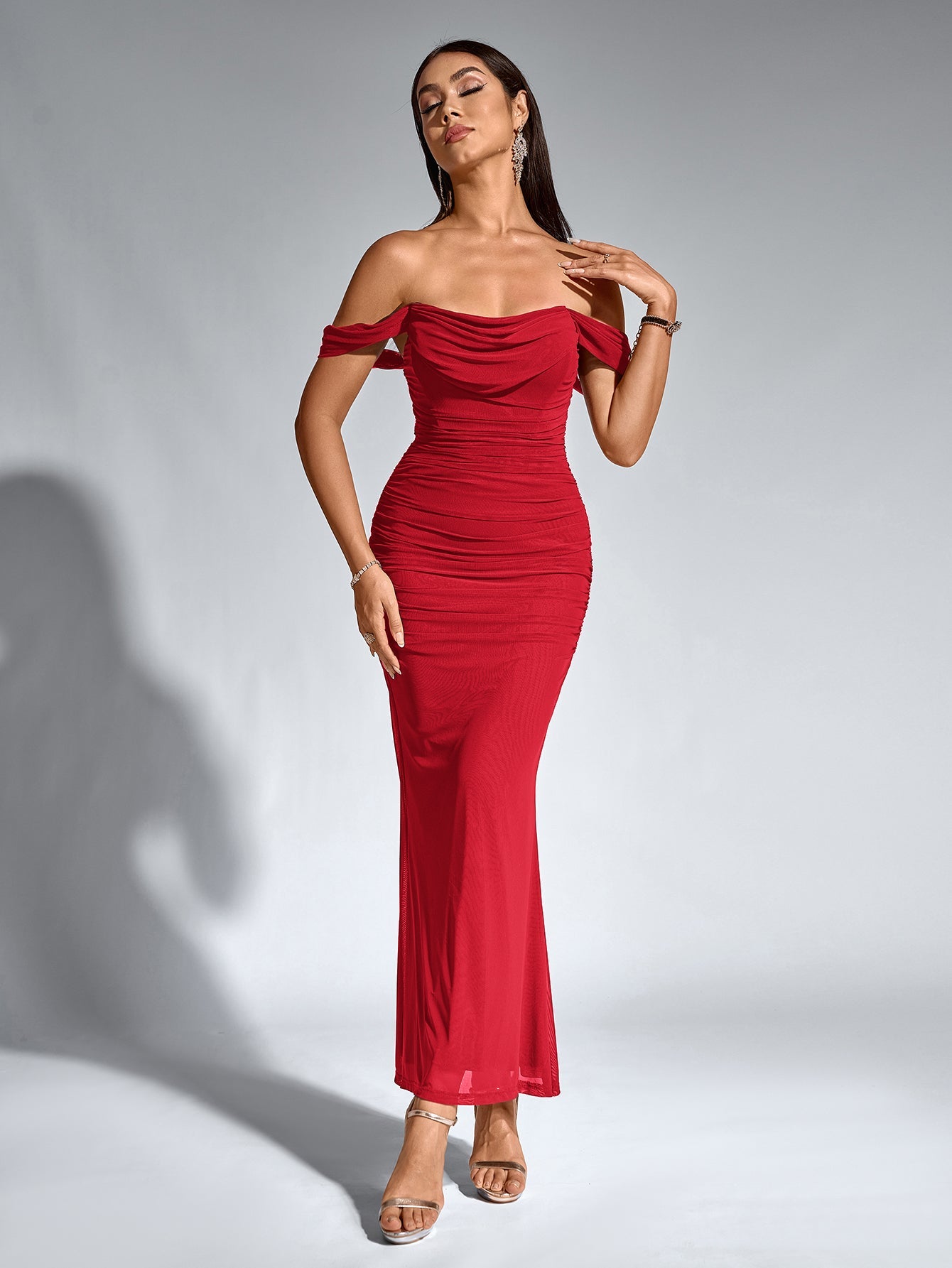 Vestido Bodycon Ajustado con Hombros Descubiertos, Fruncido y Cremallera Trasera