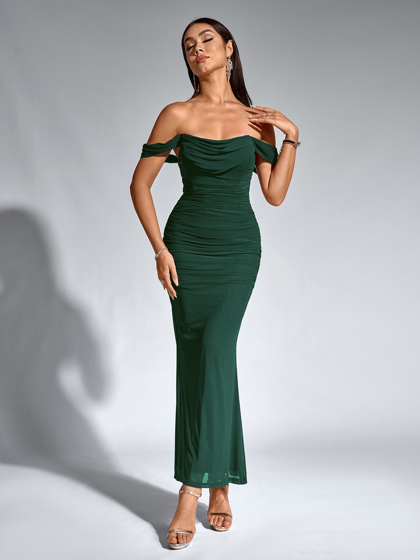 Vestido Bodycon Ajustado con Hombros Descubiertos, Fruncido y Cremallera Trasera