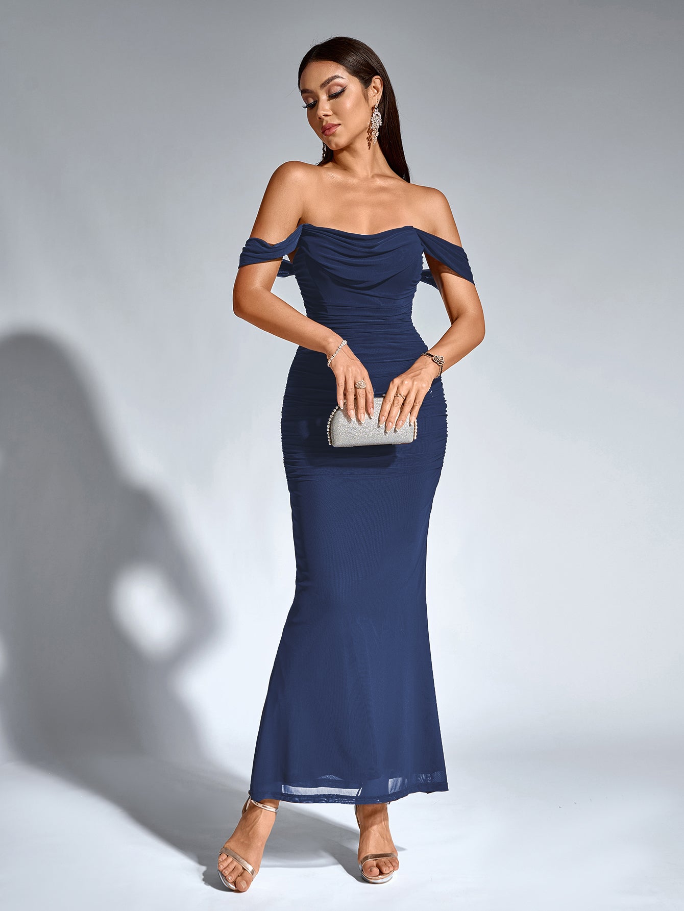 Vestido Bodycon Ajustado con Hombros Descubiertos, Fruncido y Cremallera Trasera