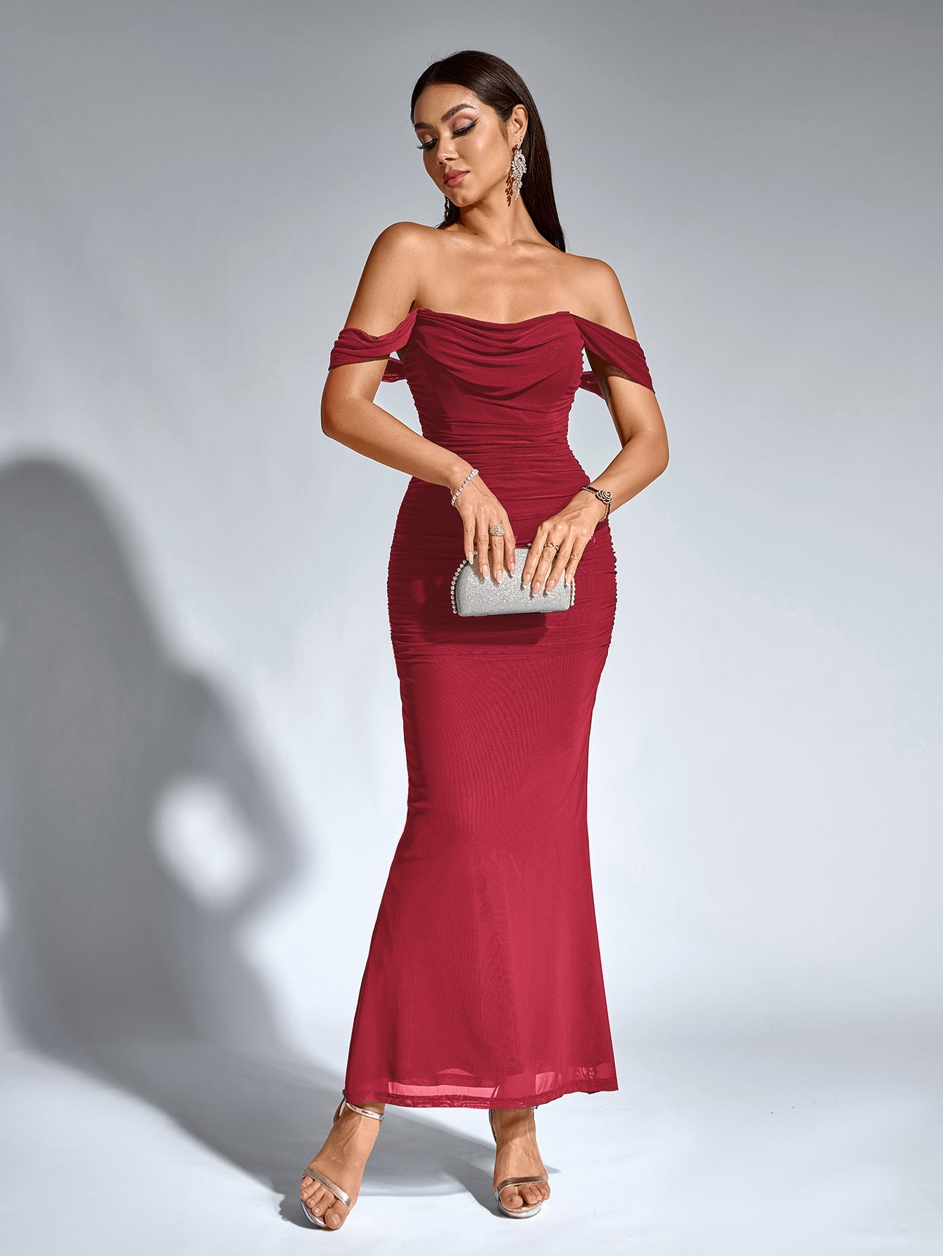 Vestido Bodycon Ajustado con Hombros Descubiertos, Fruncido y Cremallera Trasera