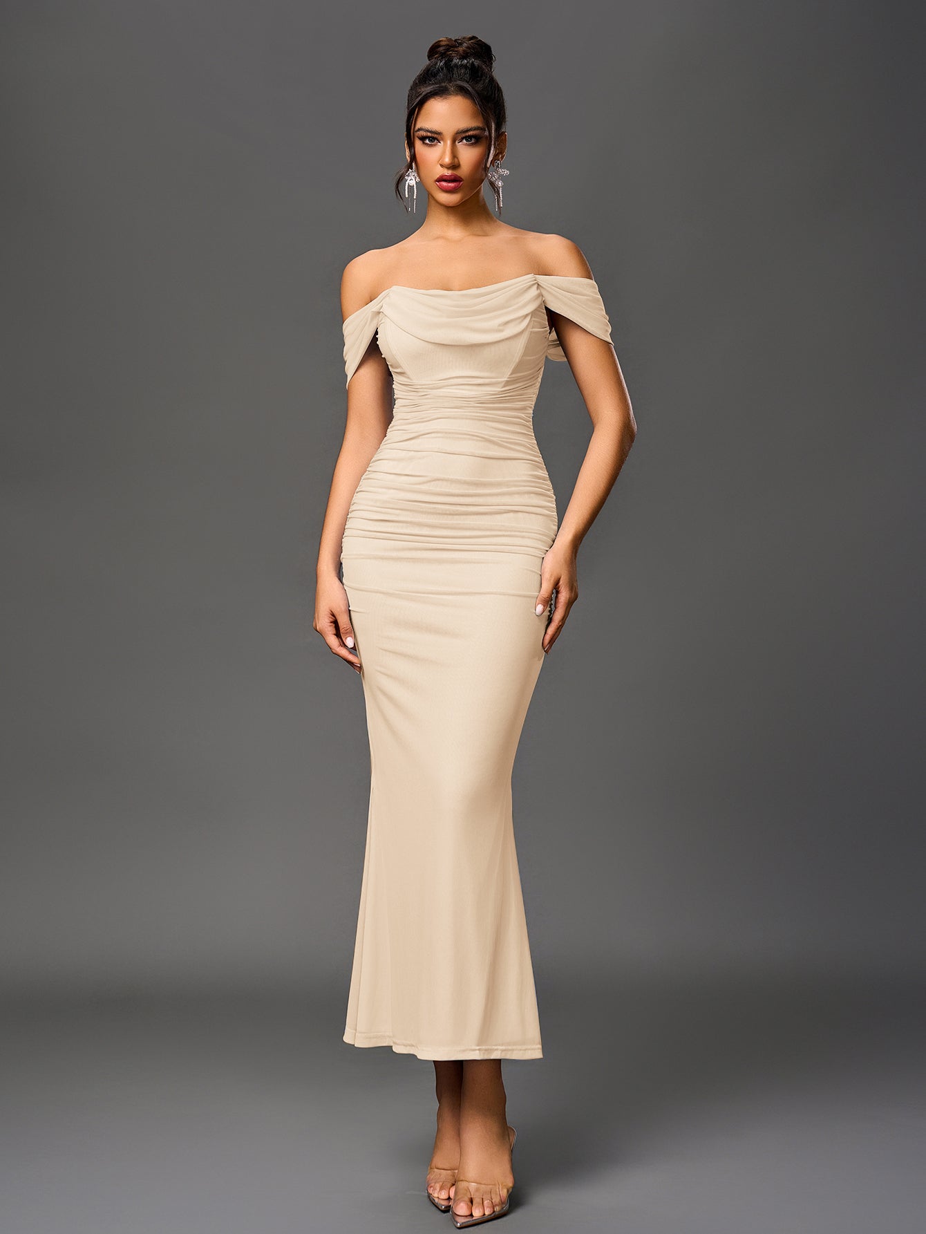 Vestido Bodycon Ajustado con Hombros Descubiertos, Fruncido y Cremallera Trasera