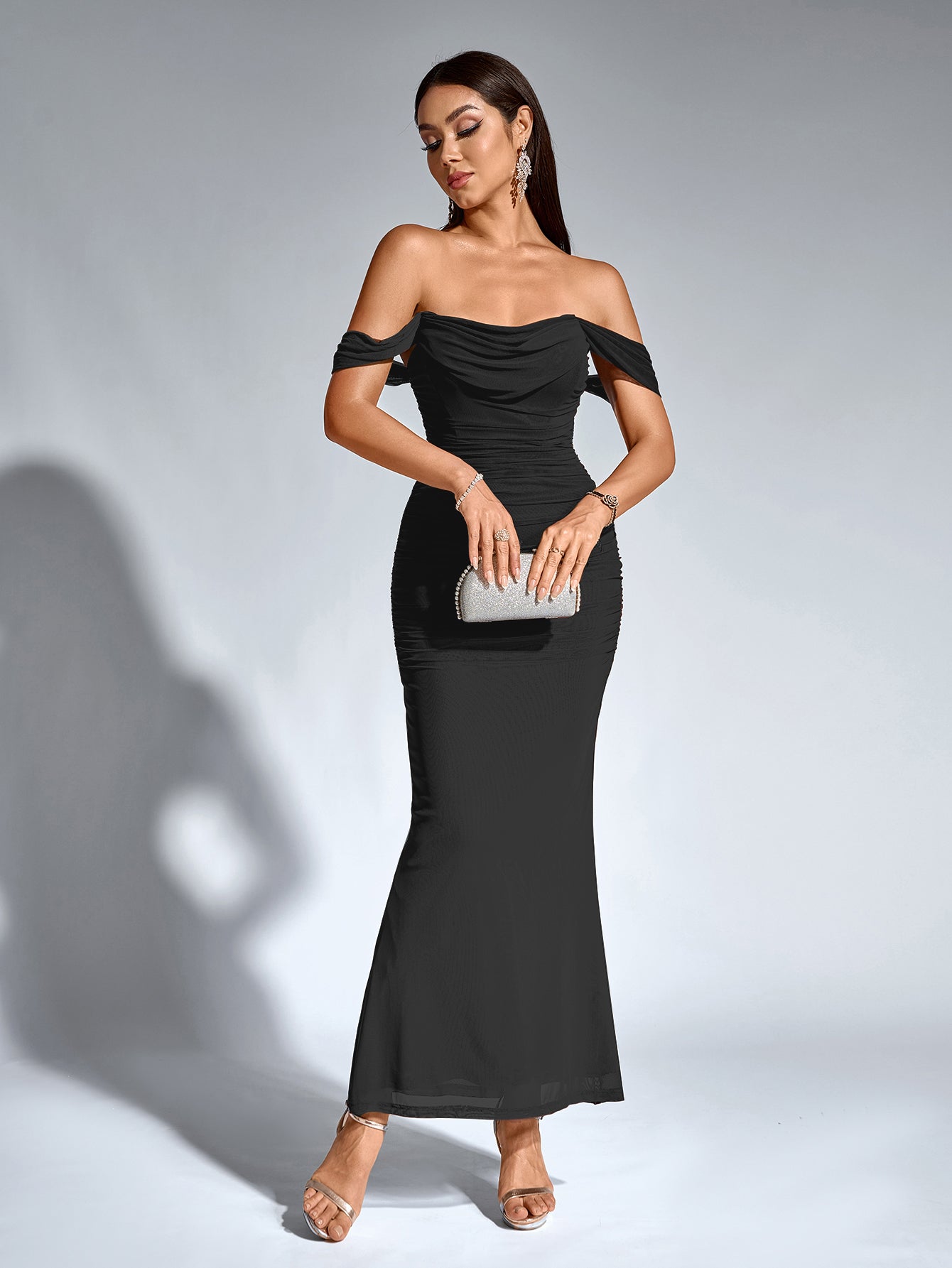 Vestido Bodycon Ajustado con Hombros Descubiertos, Fruncido y Cremallera Trasera