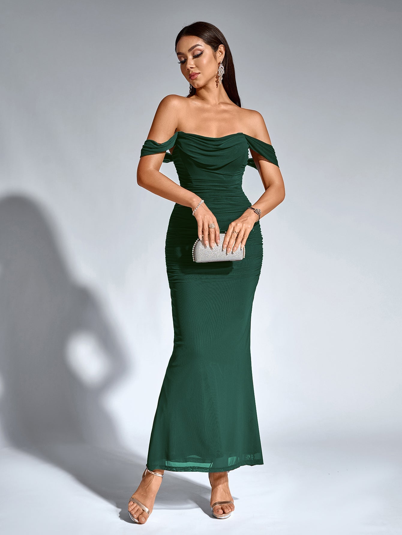Vestido Bodycon Ajustado con Hombros Descubiertos, Fruncido y Cremallera Trasera