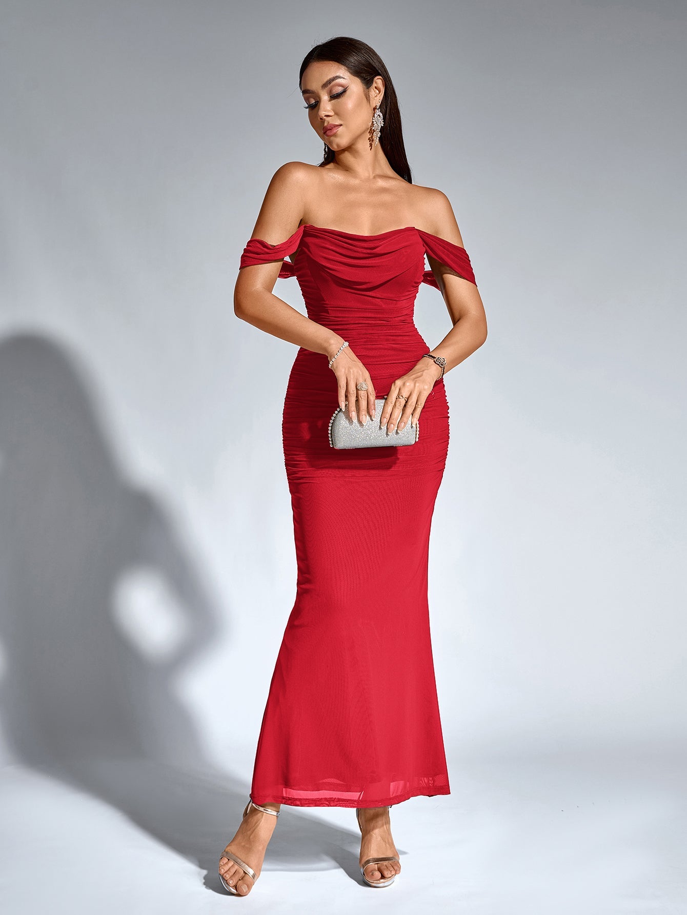 Vestido Bodycon Ajustado con Hombros Descubiertos, Fruncido y Cremallera Trasera