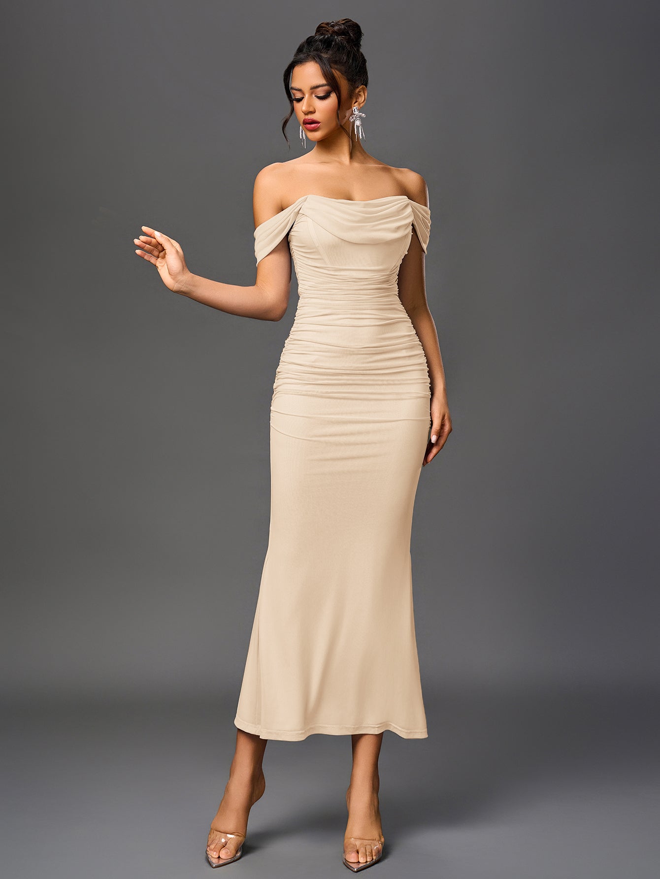 Vestido Bodycon Ajustado con Hombros Descubiertos, Fruncido y Cremallera Trasera