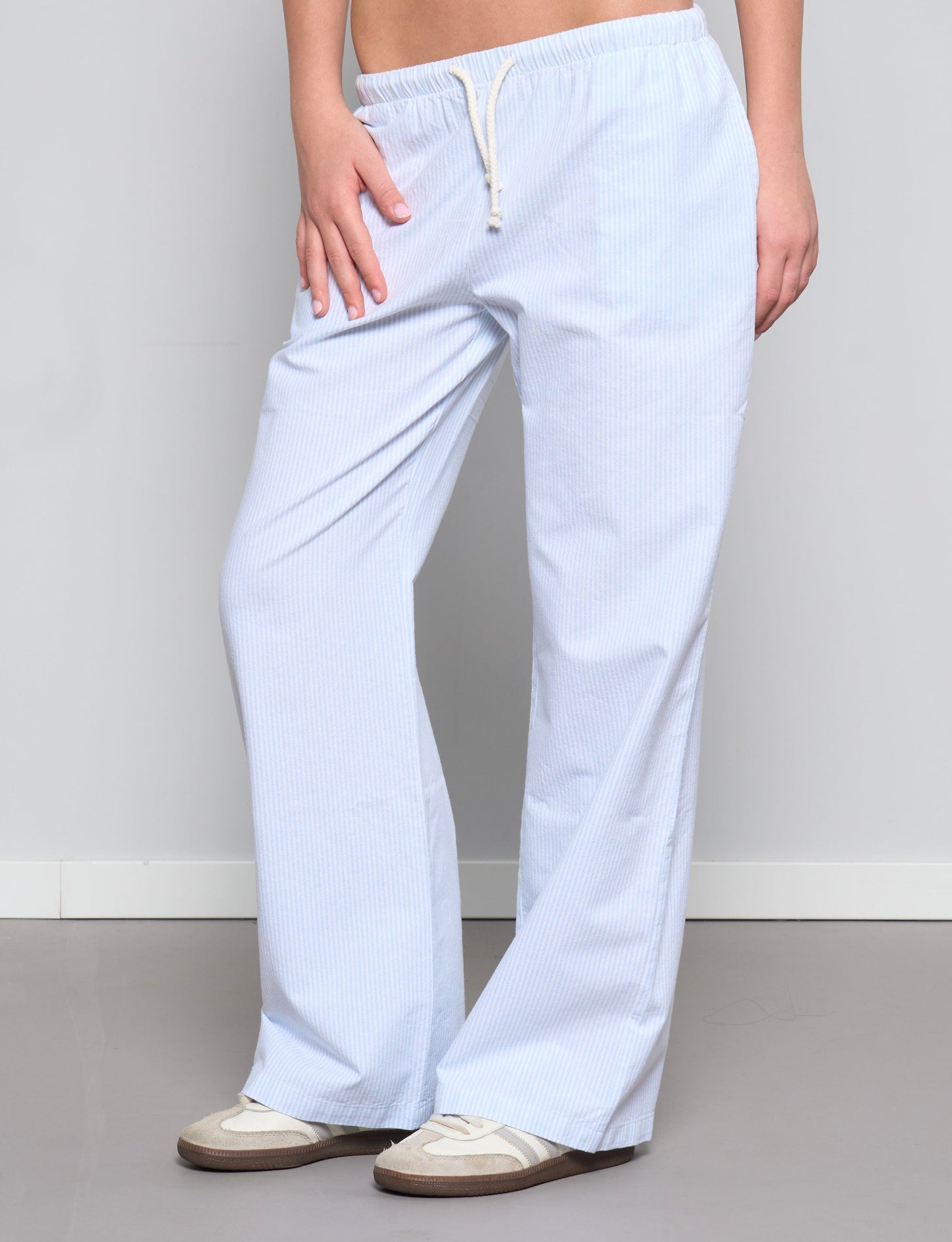 Pantalone a righe azzurre con cordino