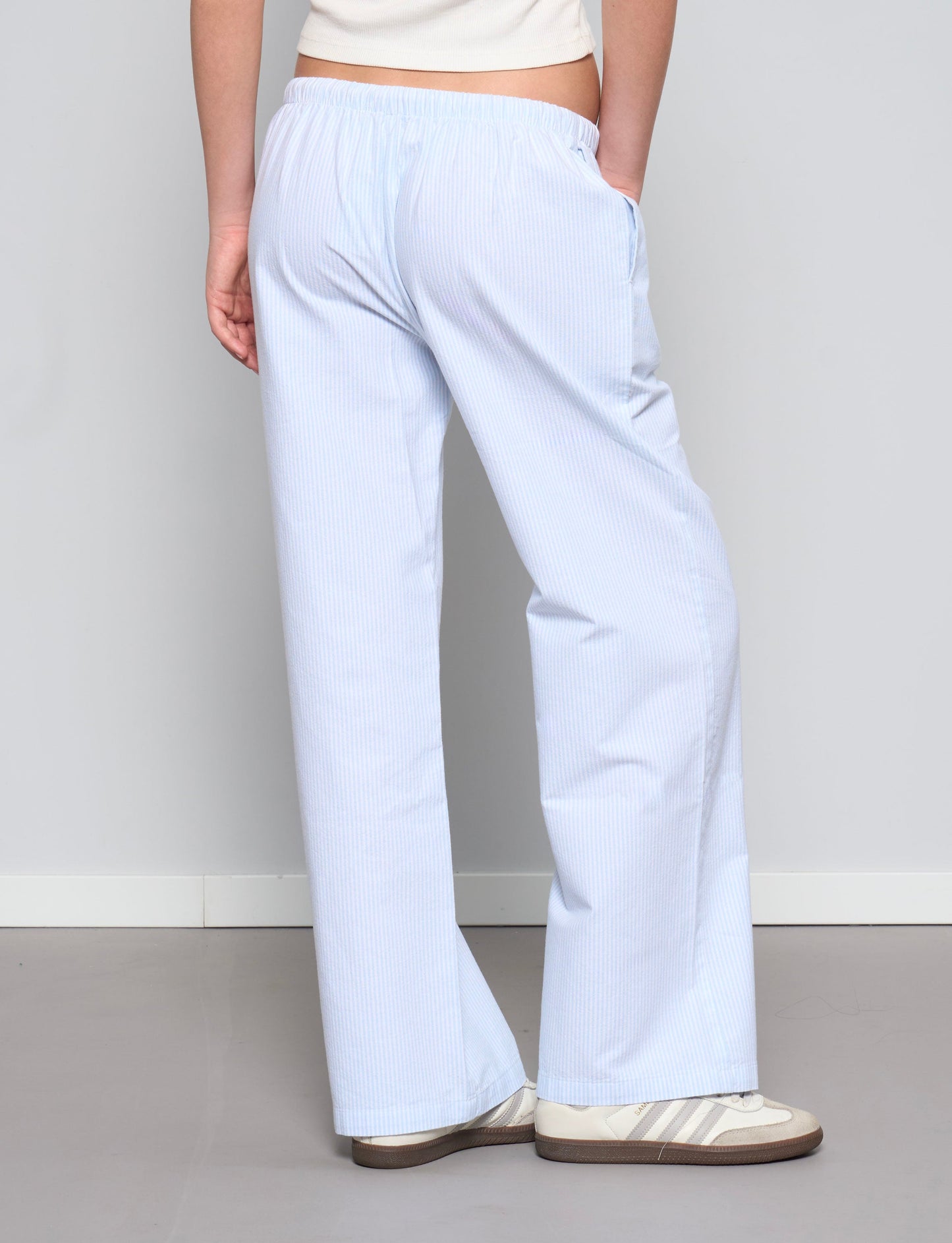 Pantalone a righe azzurre con cordino