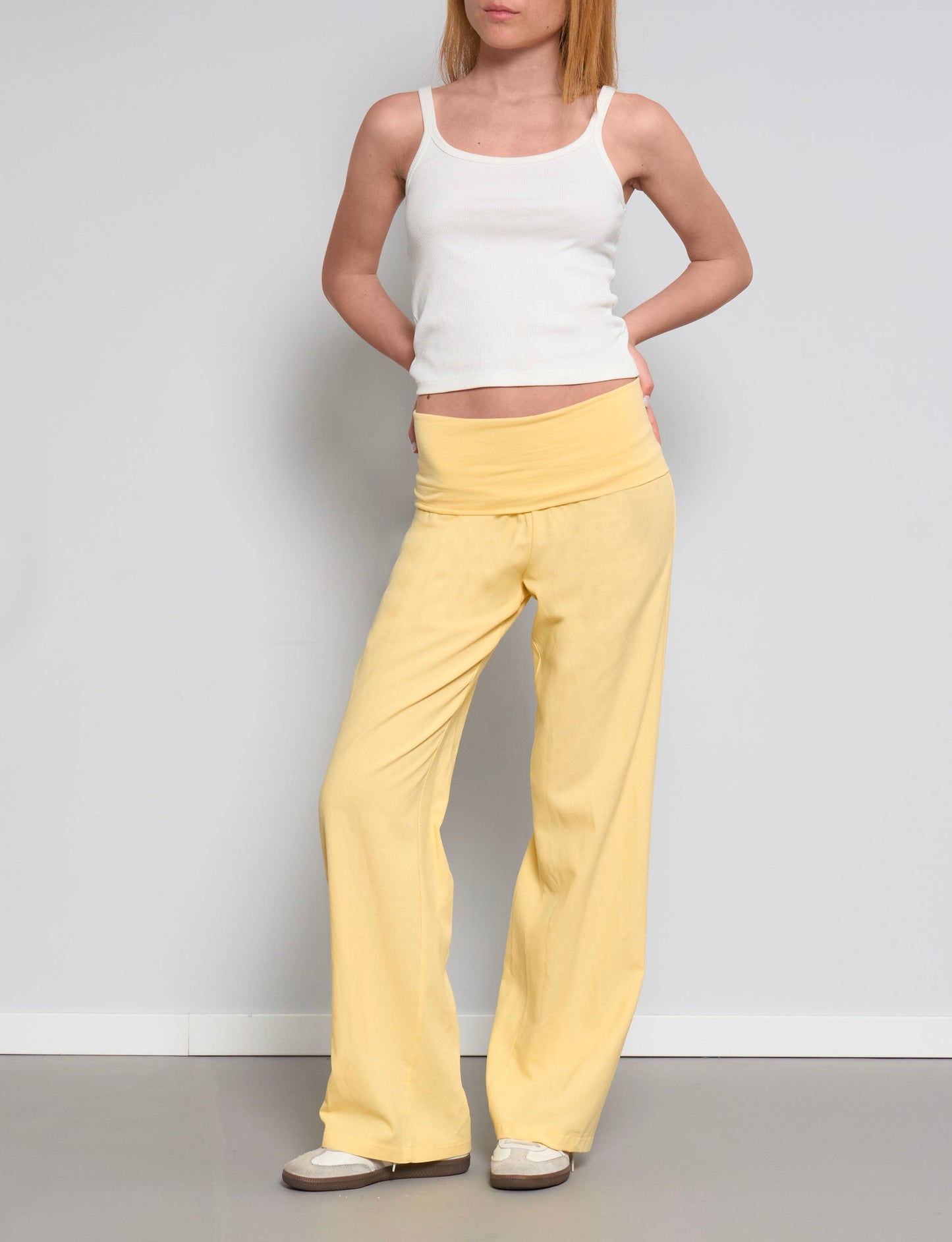 Pantalone giallo in lino con fascia