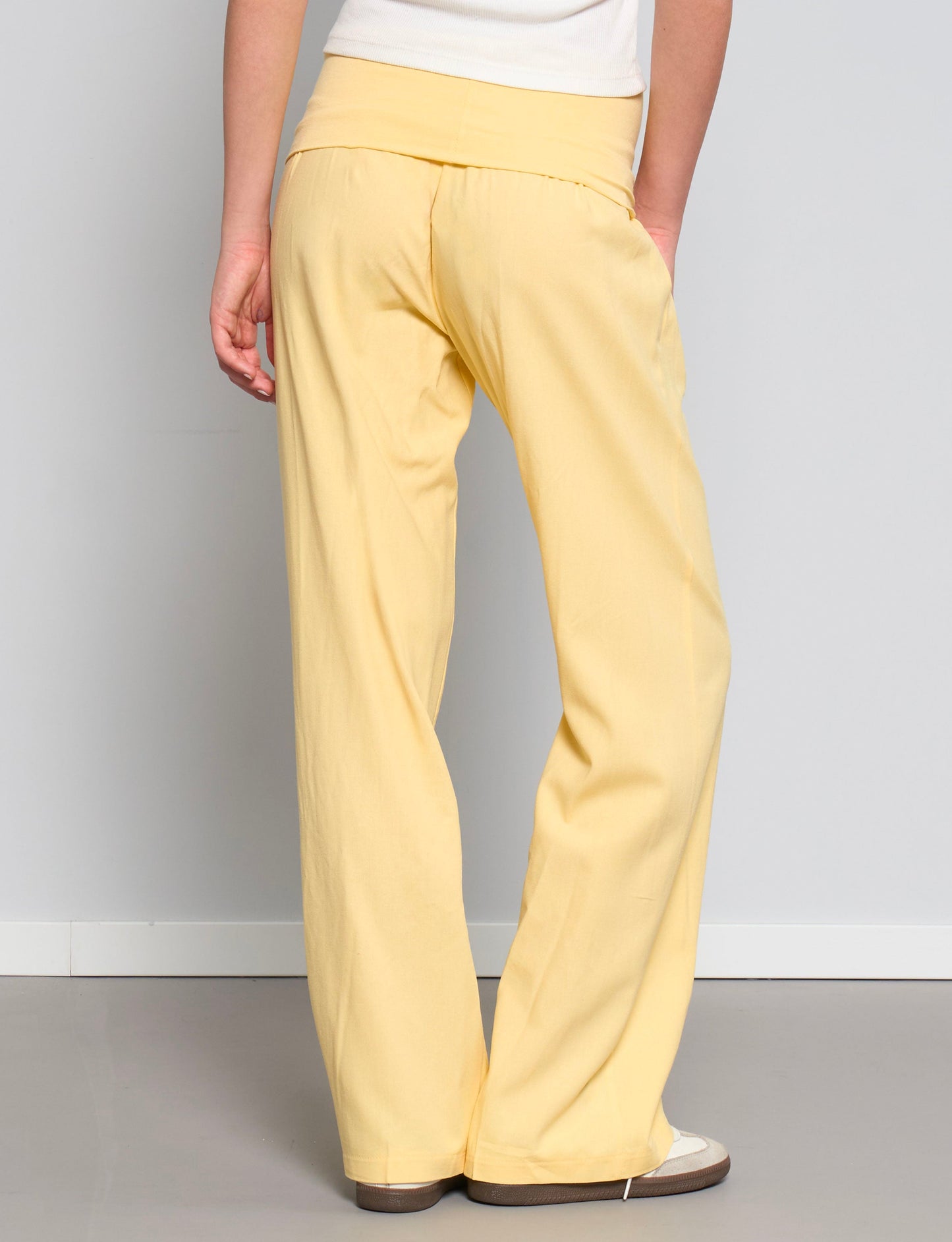 Pantalone giallo in lino con fascia